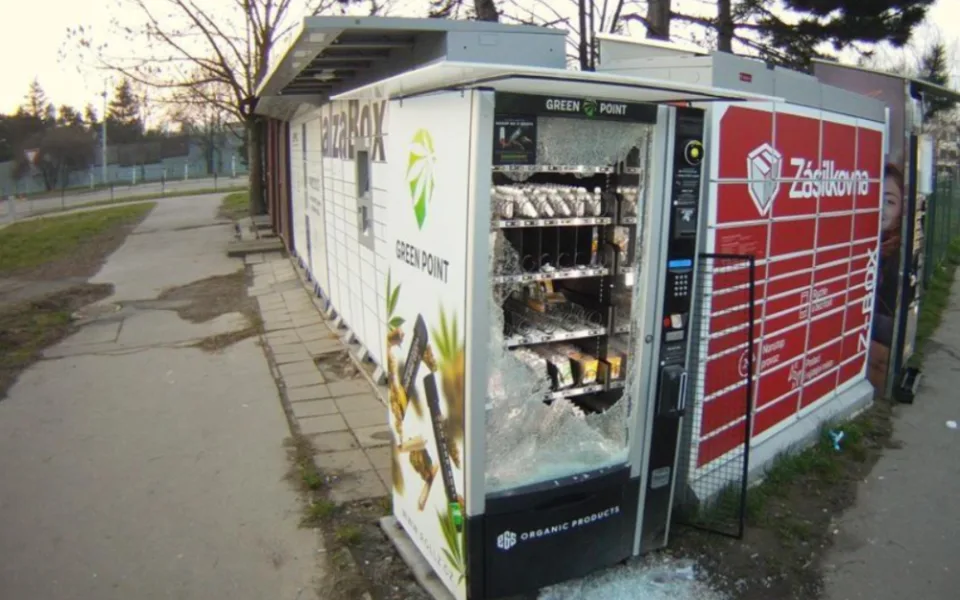 Zloděj z Brna si chtěl na poslední chvíli udělat zásobu HHC. Rozmlátil automat a zboží ukradl