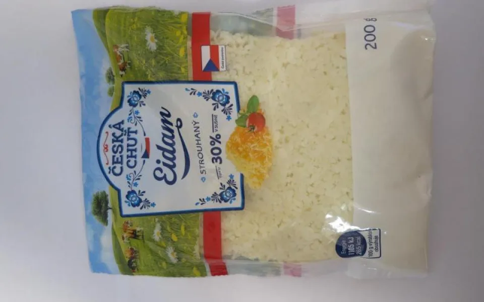 Potravináři odhalili v brněnském supermarketu zkažené sýry. Strouhaný eidam pokrývala zelená plíseň