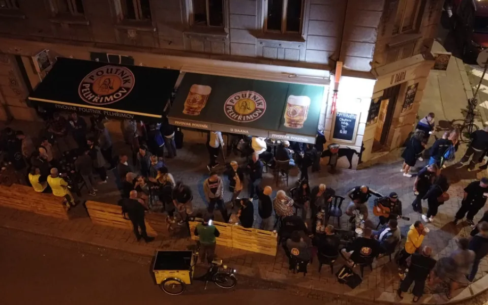 Fanoušci Zbrojovky truchlí. V Brně zavře legendární knajpa, kde se nad pivem lidé bavili o všem