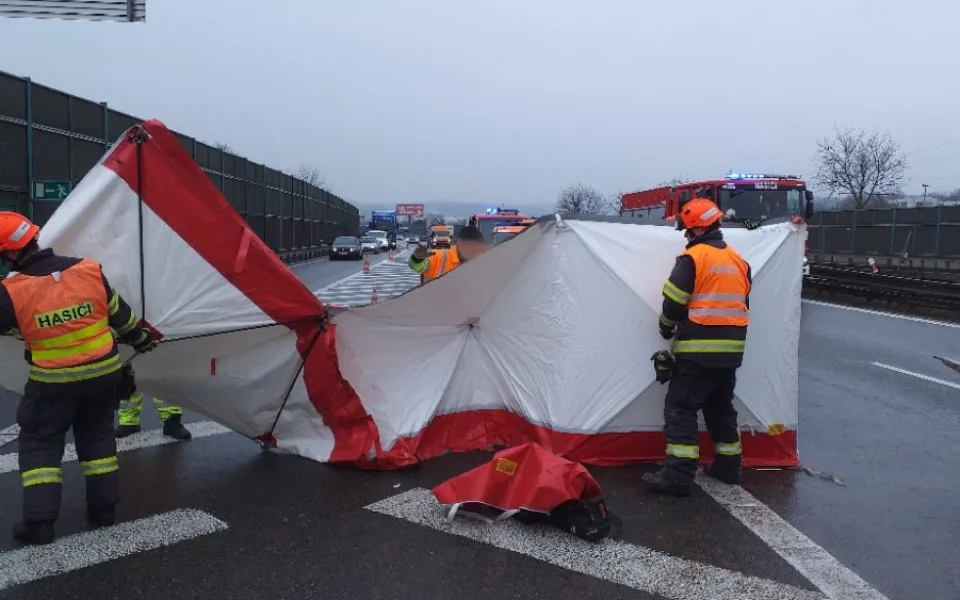 Provoz na D1 u Brna ve směru na Ostravu zastavila nehoda dvou náklaďáků. Jeden z řidičů střet nepřežil
