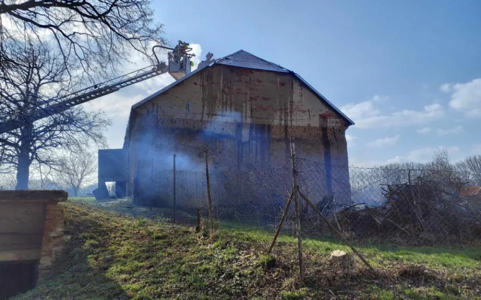 Na Vyškovsku vzplála střecha domu určeného k demolici. Majiteli se vymklo z rukou pálení dřeva