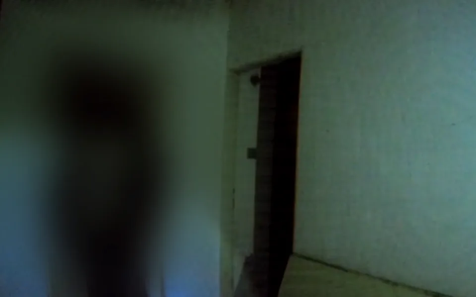 VIDEO: Pár Brňanů se psem se zabydlel v cizím domě. V místnosti si udělali táborák