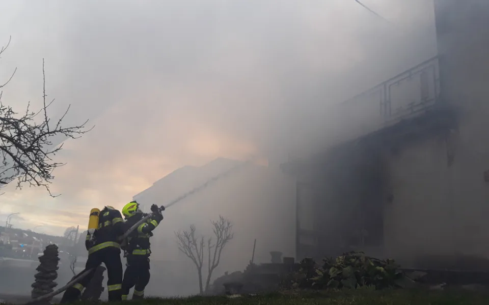 Hoří rodinný dům na Hodonínsku, jeden člověk se nadýchal kouře