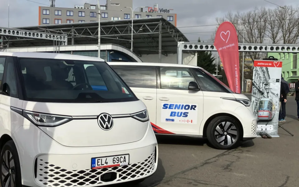 Brněnské seniorbusy mají novou posilu. Dovezou důchodce k lékaři, na nákup i do divadla