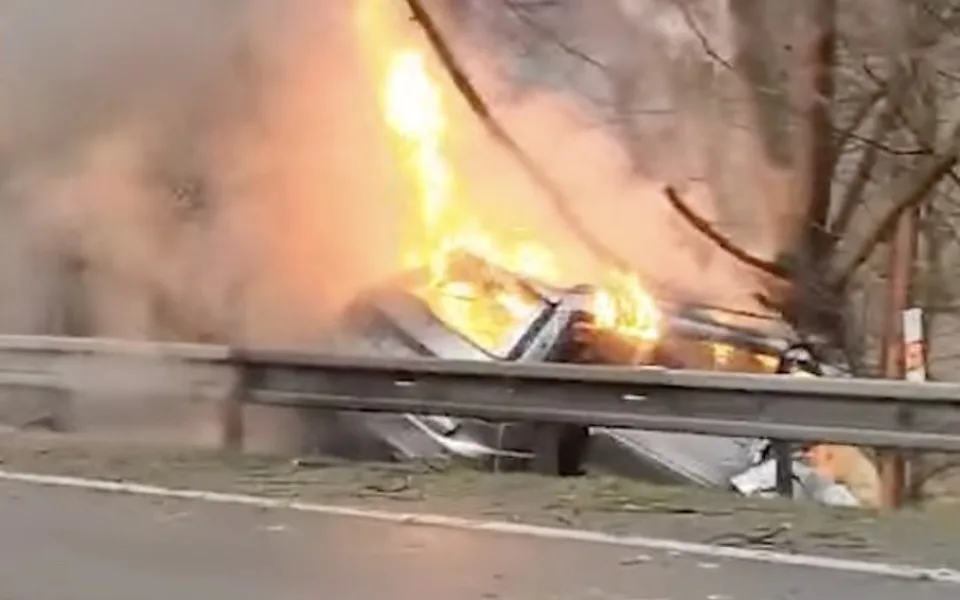 VIDEO: Žena usnula za volantem, její auto po nehodě skončilo v plamenech