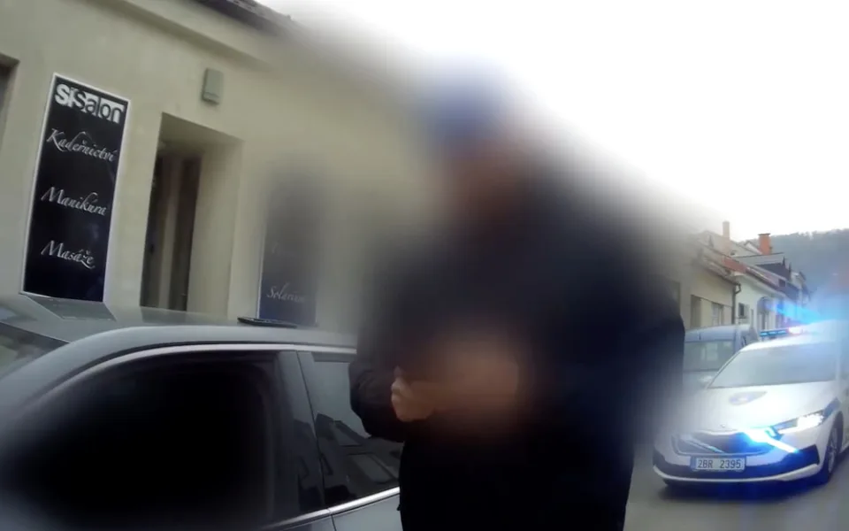 VIDEO: Muž parkoval na chodníku, pak zuřil před strážníky. Jeho dcera zoufale křičela, ať přestane