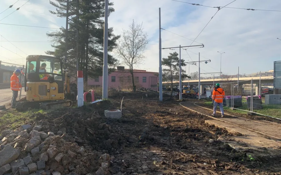 Dělníci připravují terén pro nové nádraží v Králově Poli. Budova půjde v létě k zemi, do dvou let vyroste nová