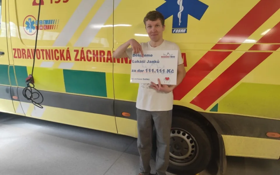 Zachránili život cyklistovi, kterého v Brně srazilo auto. Teď jim věnoval přes sto tisíc na hračky pro děti