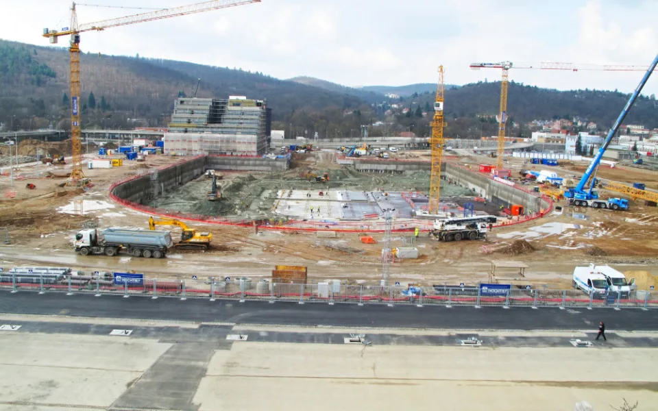 Stavba brněnské arény za šest miliard pokračuje. Buduje se železobetonová podzemní konstrukce