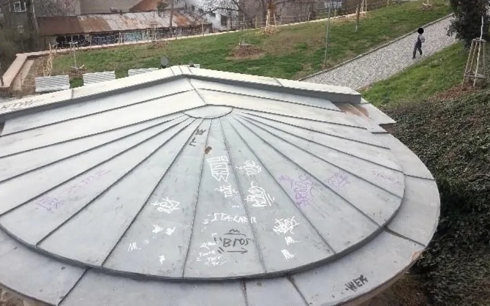 Sprejeři si vzali do parády brněnskou památku. Podpis podezřelých strážníci odhalili i na dalších místech po městě