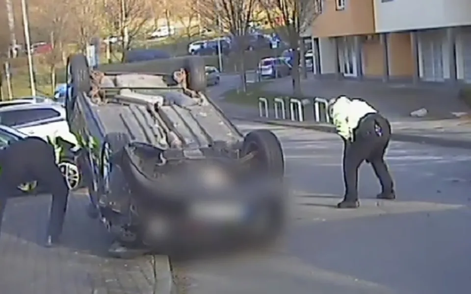 VIDEO: Namol opilý muž bez řidičáku otočil auto na střechu. Pak drmolil, že vypil jen půl lahve rumu
