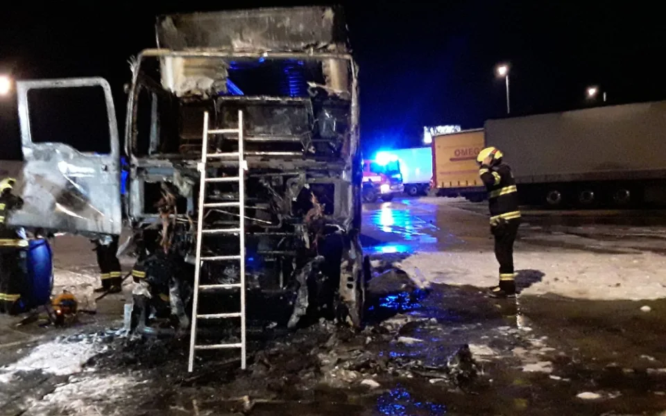 Na dálničním odpočívadle u Brna vzplál kamion. Řidič v kabině zemřel