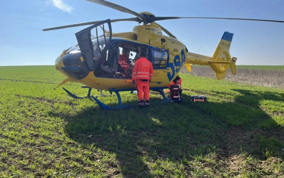 Na mladého muže na Hodonínsku spadl strom. Se zraněním ho transportoval do nemocnice vrtulník