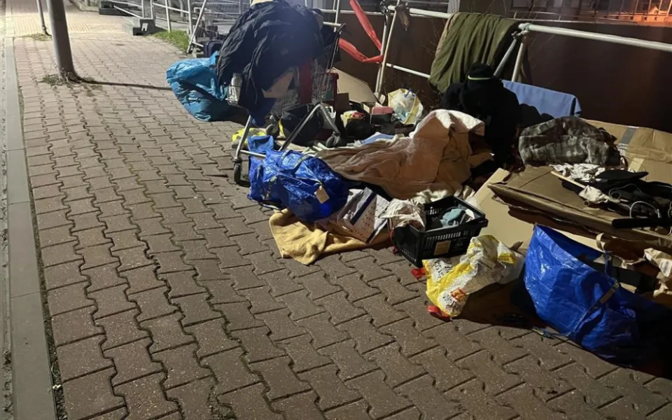 Muž zaskládal chodník odpadem. Vysvětloval, že jde o věci, které potřebuje pro život na ulici