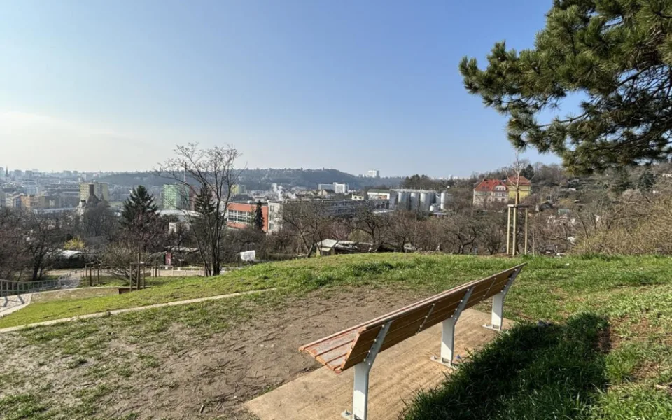 Vyhlídka na Žlutém kopci dostala nový kabát. Je rozšířená o dvě zahrádky