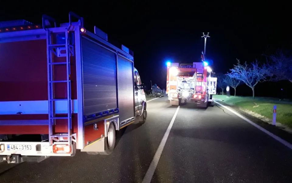 Na Hodonínsku se srazila dvě auta s dodávkou. Jeden člověk nehodu nepřežil, další je těžce zraněný