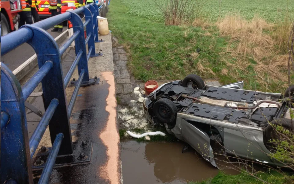 U Bučovic na Vyškovsku skončilo v potoce auto. Dva zranění byli převezeni do nemocnice