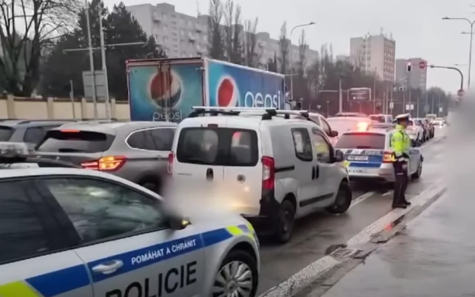 VIDEO: Muž projížděl Brnem se zákazem řízení a kradenými značkami. Našel jsem je v lese, vysvětloval