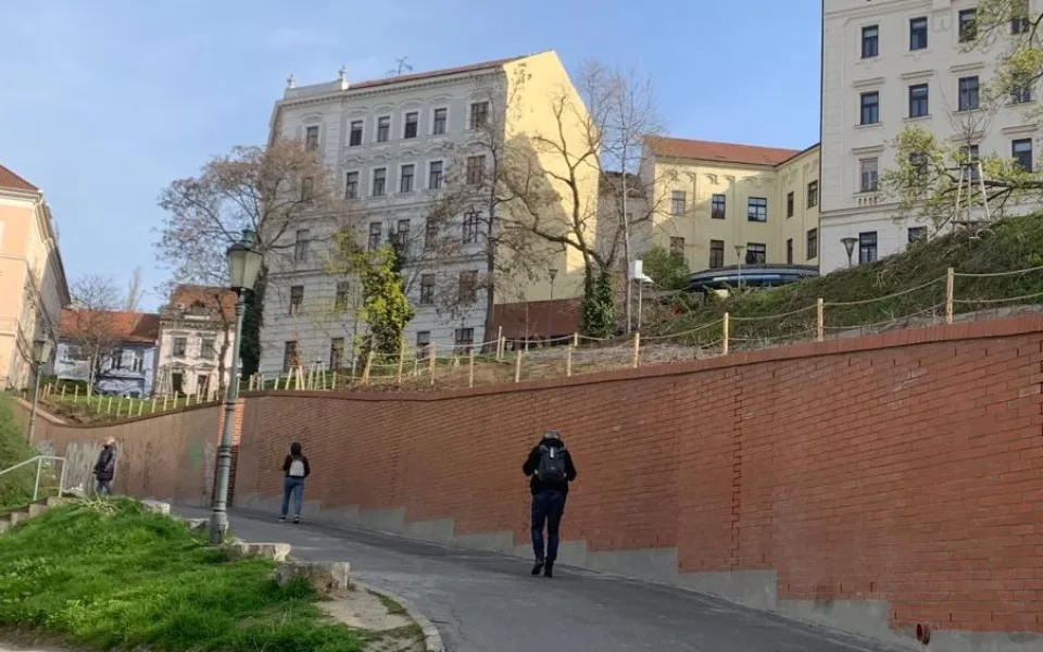 V brněnském parku se nakláněla zídka a hrozilo zřícení. Dělníci stěnu zajistili a opravili