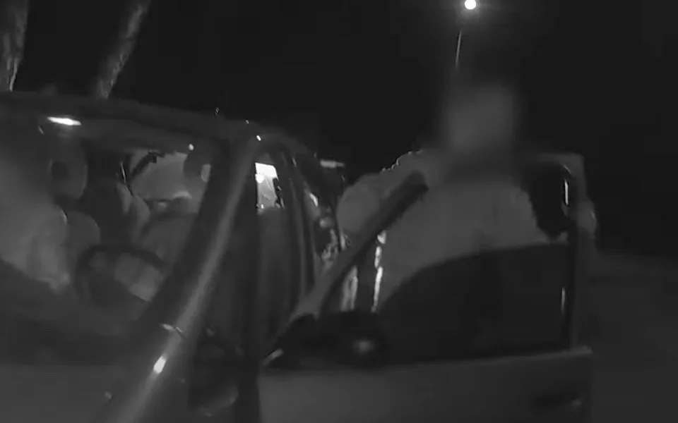 VIDEO: Řidiči nadýchali přes tři promile. Jeden se musel přidržovat auta a dýchat vsedě