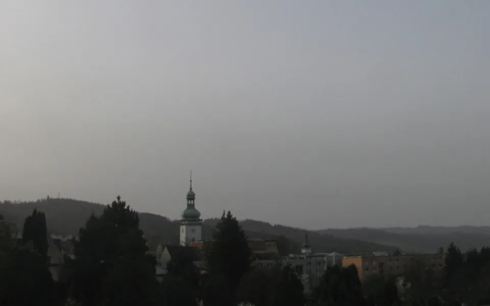Jasnou oblohu v Česku barví do žluta prach ze Sahary. Měl by vydržet až do pondělního večera