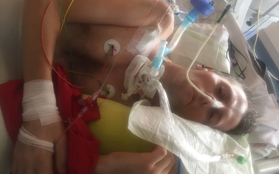 Mladý záchranář se po mozkové příhodě znovu učí chodit a mluvit. Lidé mu pomáhají ve sbírce