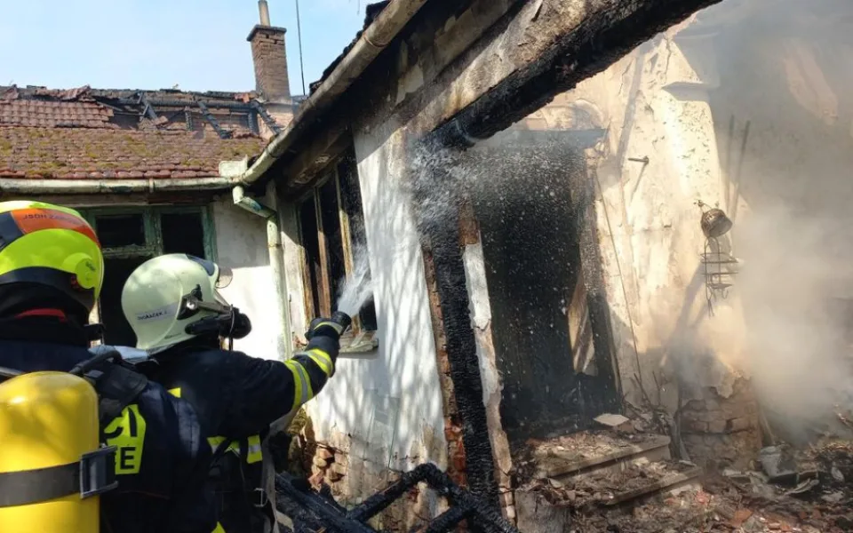 AKTUÁLNĚ: Hasiči zachránili člověka při požáru rodinného domu