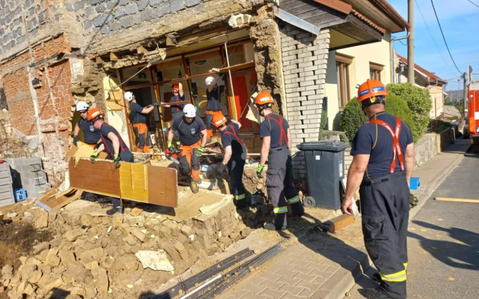 U rodinného domu na Brněnsku spadla zeď. Důvodem byly výkopové práce na sousedním pozemku