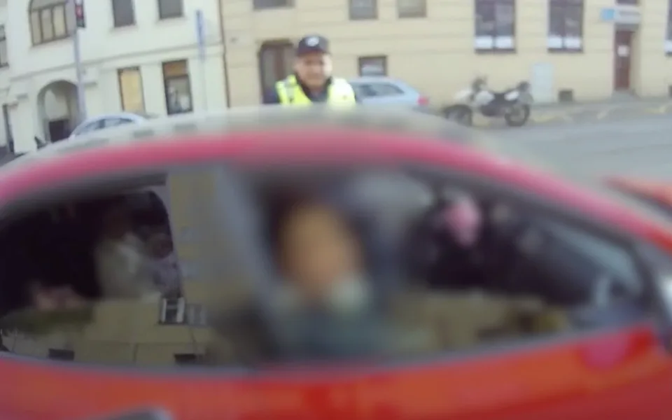VIDEO: Rodiče vezli roční miminko bez autosedačky. Smrtelný může být i náraz v nízké rychlosti, varuje policie