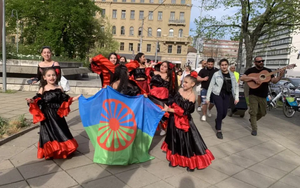 VIDEO: Romové v Brně oslavují svou kulturu. V průvodu tančí do centra metropole