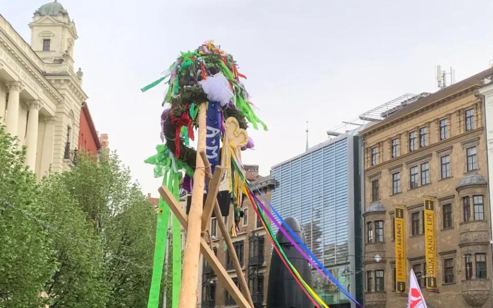 VIDEO: Studenti v Brně odstartovali majálesové jaro. V centru metropole postavili májku