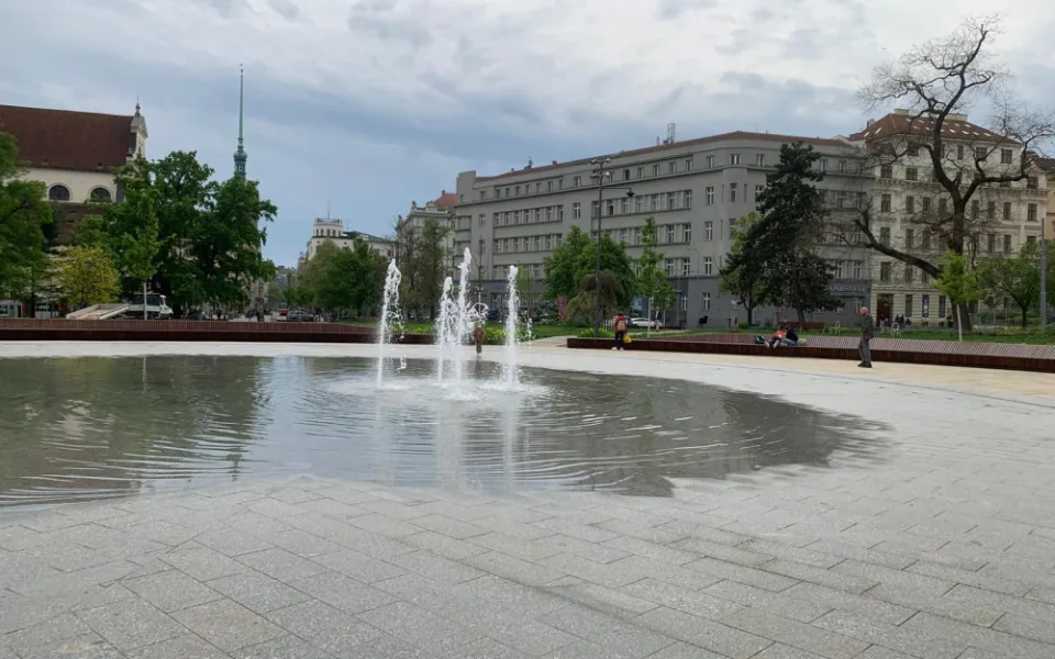 VIDEO: Pracovníci napouští kašnu na Moravském náměstí. Brněnské moře letos zahájilo sezonu dříve