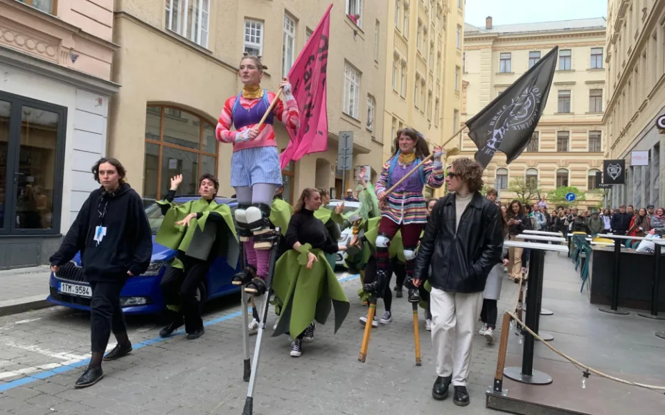 Průvodem studentů přes centrum Brna začal festival divadelních škol Setkání