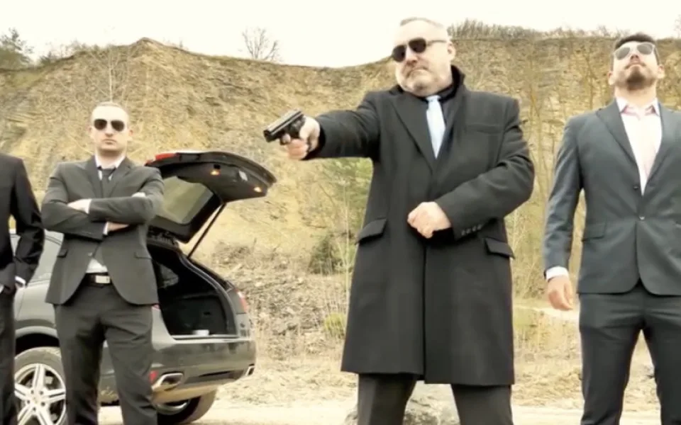 VIDEO: Záchranáři zveřejnili náborové video. Mafián v něm popravuje svázaného klečícího muže
