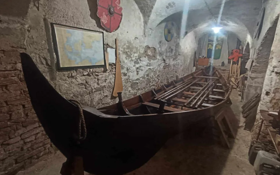 V Oslavanech vyplula na řeku replika vikingské lodi. Skupina kamarádů koráb postavila na místním zámku