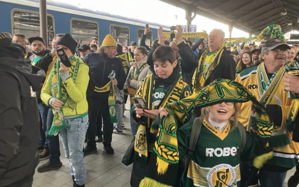 VIDEO: Fanoušci hokejového Vsetína dorazili vlakem do Brna, vyprodali téměř osmitisícové Rondo