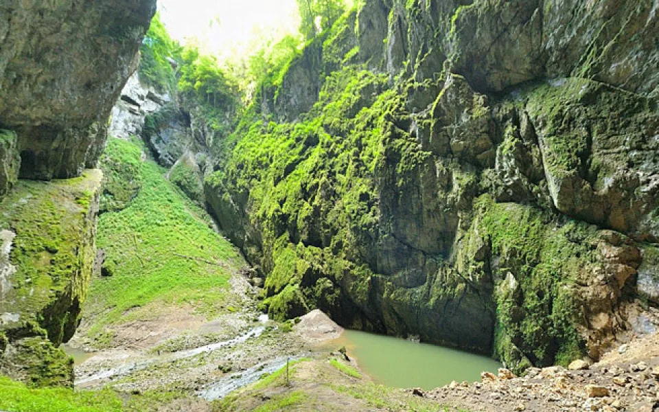 Do propasti Macocha skočil dozorce z nedaleké věznice. Před pádem se zastřelil