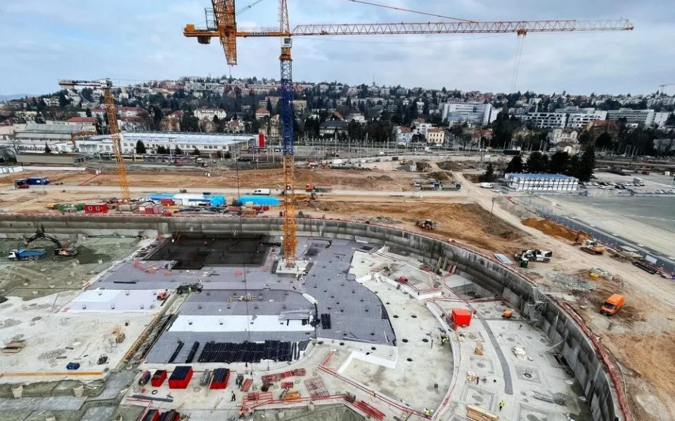 Lidé mají velký zájem o postup stavby Areny Brno. Město jim nabízí možnost prohlídky staveniště