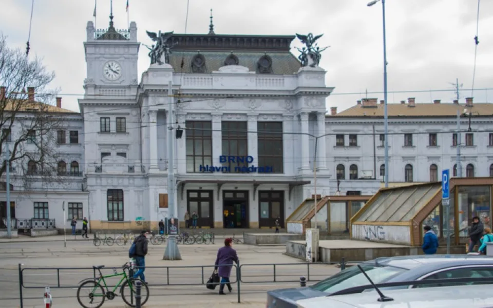 size3-16370791867376-60-souboj-na-brnenskem-nadrazi-ovladli-straznici-premohli-opileho-provokatera