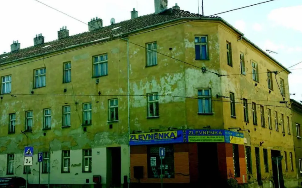 size3-17066888965869-60-delnici-v-brne-opravi-barabiznu-ktera-hyzdi-cast-mesta-do-domu-se-nastehuji-seniori