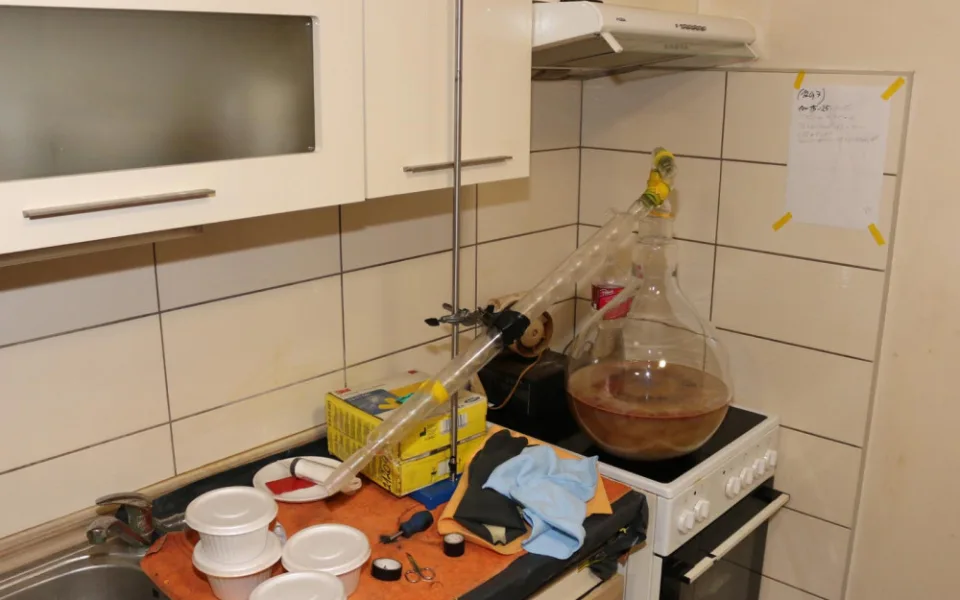 VIDEO: Muž v pronajatém bytě vyráběl pervitin. Byl opatrný, ven moc nechodil, raději hrál na počítači nebo spal