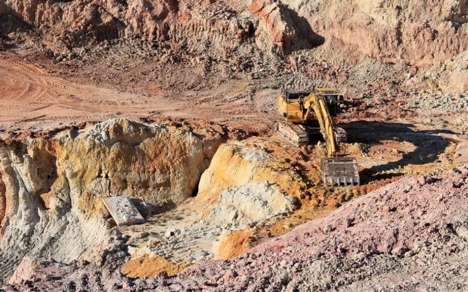 excavator-in-the-quarry-4501478_1280