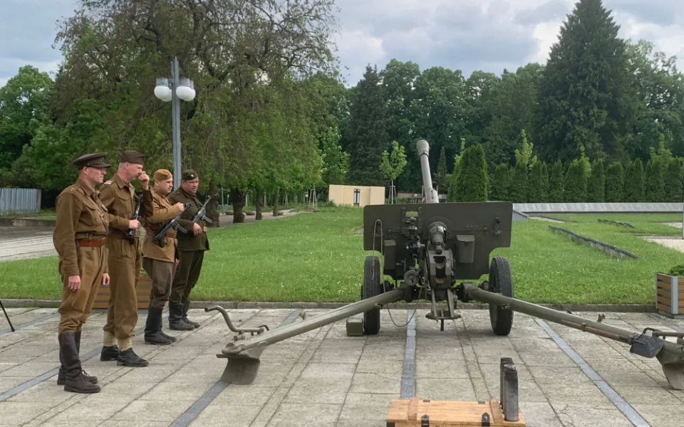 VIDEO: Lidé si na brněnském hřbitově připomněli konec druhé světové války. Milovníci historie přijeli na koních