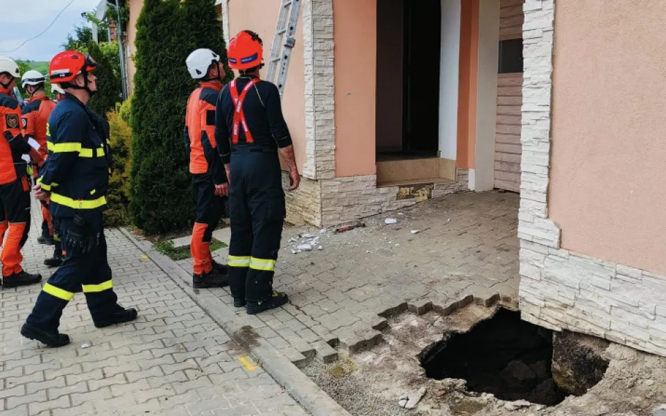 Na Hodonínsku se propadla silnice před domem. Hasiči budovu stabilizují