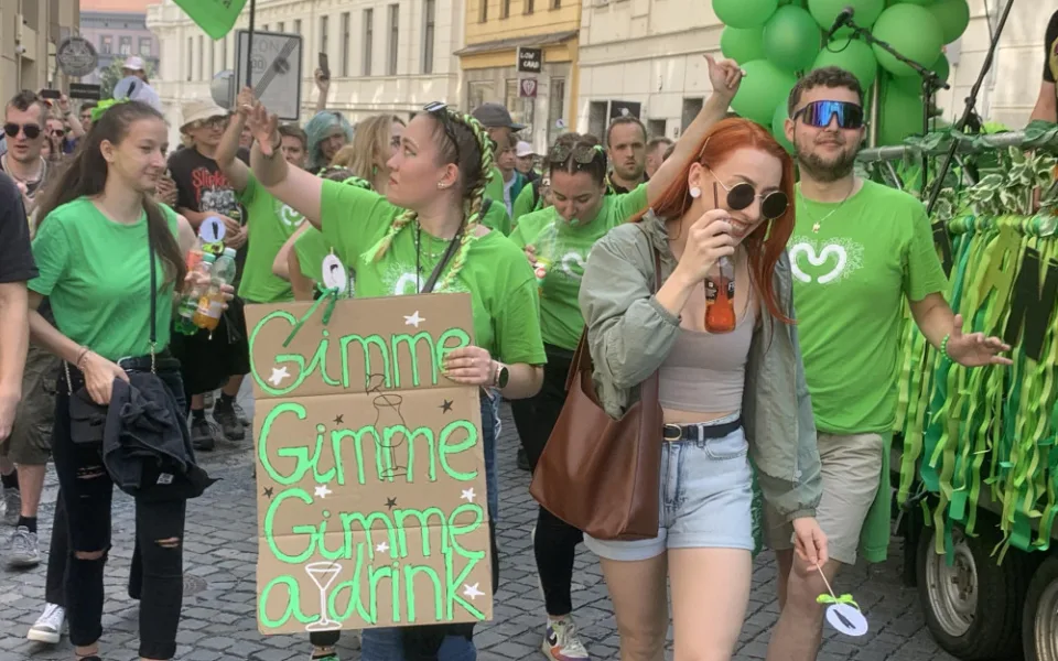 VIDEO: V Brně propukly majálesové oslavy. Do bujarého průvodu plného hudby se zapojily tisíce lidí