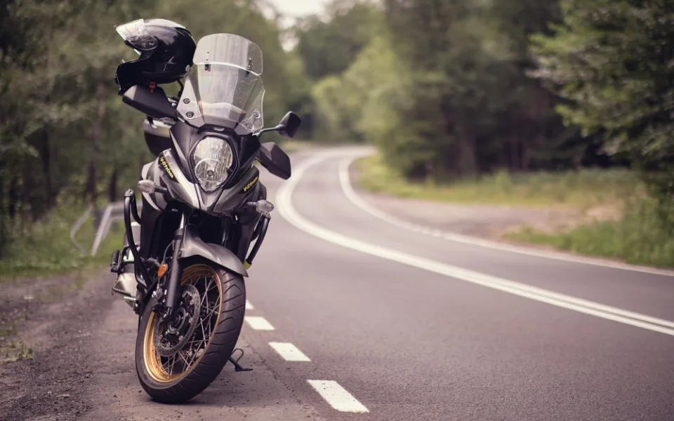 Střet osobního auta a motorky uzavřel dálnici D2 těsně před Brnem