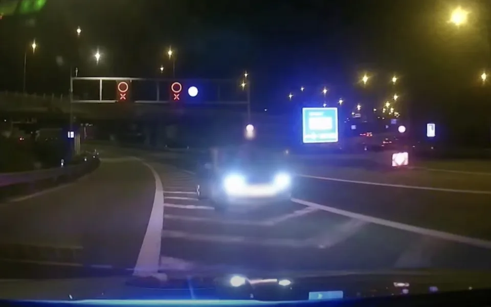 VIDEO: Mladý řidič projížděl Královopolským tunelem v protisměru. Dojel přímo před policejní auto