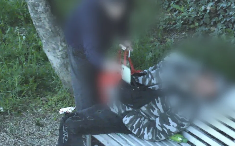 Zloděj okradl spícího muže. Přiznal se, až mu strážníci řekli, že ho sledovali na kamerách