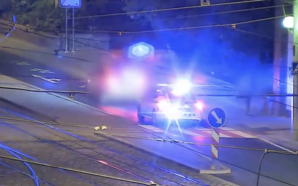 VIDEO: Muž popíjel pivo u auta, pak sedl za volant a rozjel se. Po chvíli ho zastavili strážníci