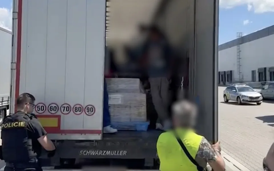 VIDEO: Z kamionu v Brně vyskákalo devět Afričanů. Prozradili se podivným hlukem